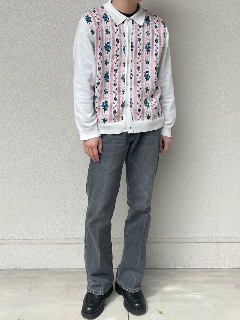 その他のカーディガン/ボレロ、ブルー系のデニムパンツ、ブラック系のドレスシューズを着用したメンズの春コーディネートの3枚目の写真