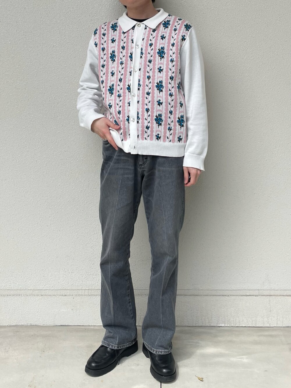 その他のカーディガン/ボレロ、ブルー系のデニムパンツ、ブラック系のドレスシューズを着用したメンズの春コーディネートの4枚目の写真