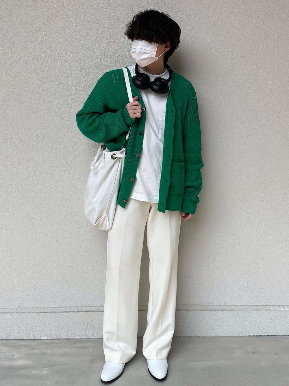 グリーン系のカーディガン/ボレロを着用したメンズの春コーディネートの4枚目の写真