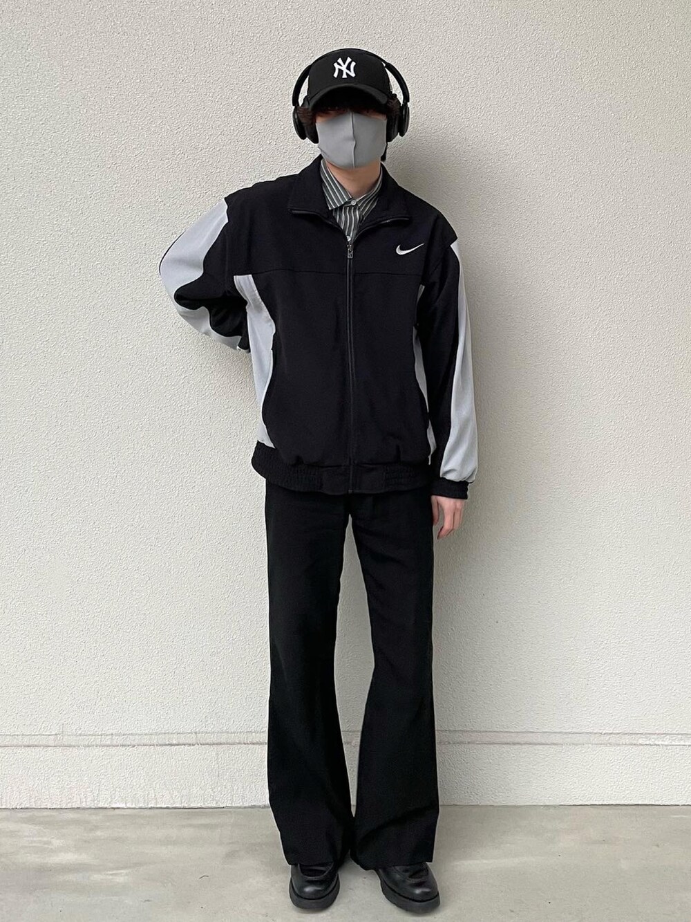 ブラック系のドレスシューズ、ブラック系のその他パンツ、ホワイト系のキャップを着用したメンズの春コーディネートの2枚目の写真