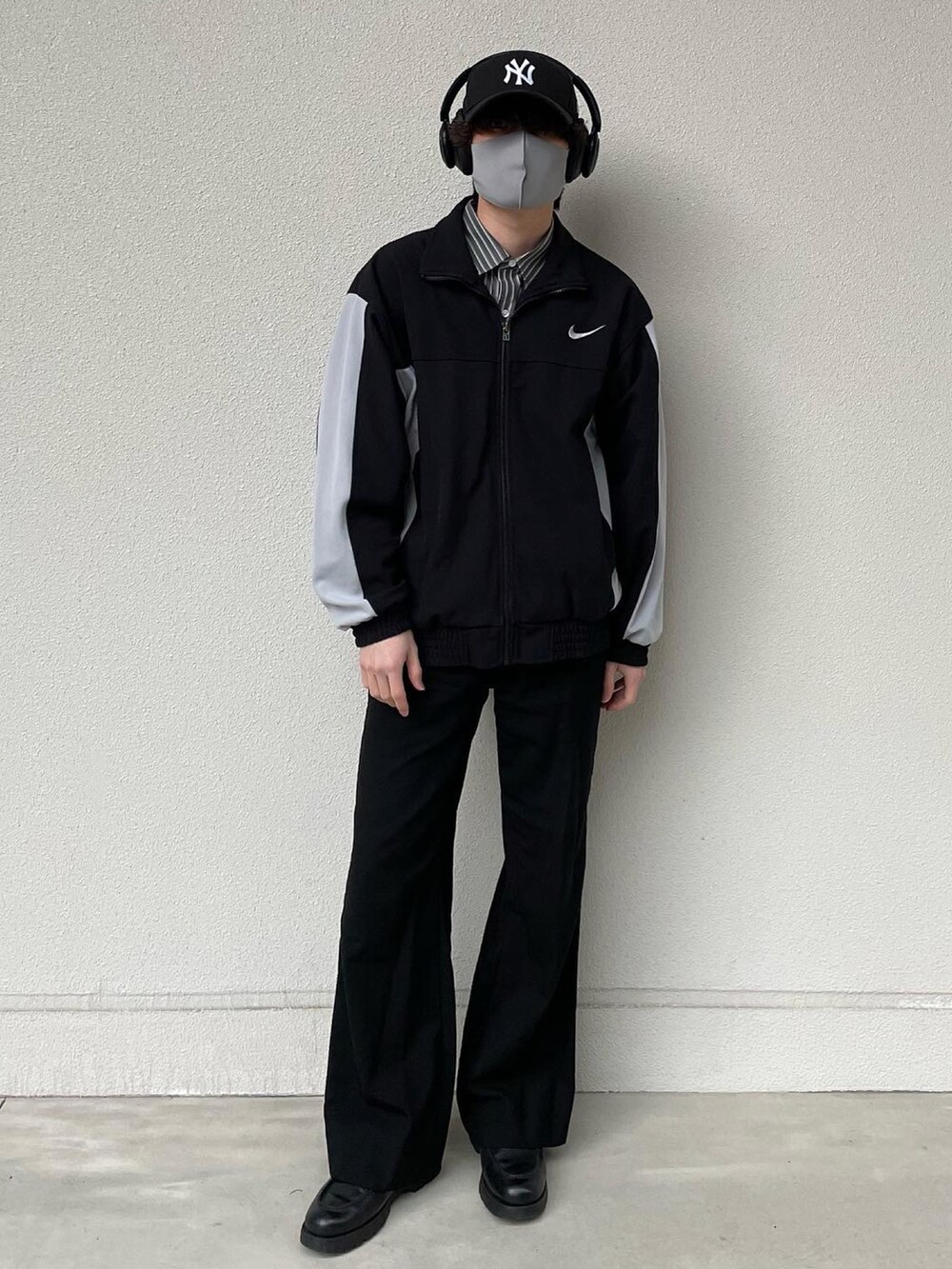 ブラック系のドレスシューズ、ブラック系のその他パンツ、ホワイト系のキャップを着用したメンズの春コーディネートの3枚目の写真