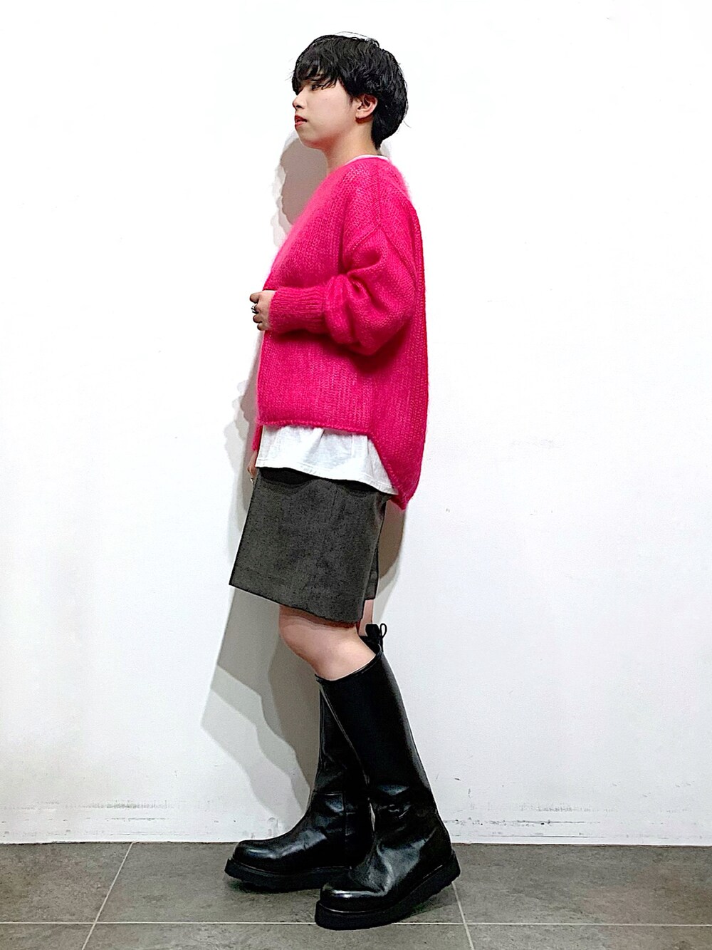 ブラック系のブーツ、グレー系のその他パンツ、ホワイト系のTシャツ/カットソーを着用したレディースの秋コーディネートの2枚目の写真