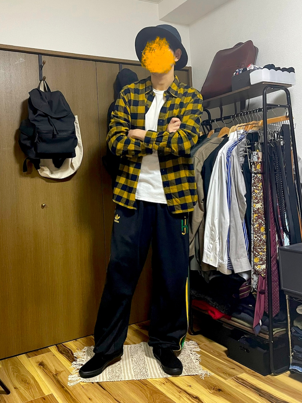 「お出かけコーデ、スポーツミックス、チェック、今日のコーデ、ゆるコーデ、秋服、adidas、UNIQLO、ハット、カジュアル、トラックパンツ、スリッポン、VANS、イエロー」｜「VANSのSKATE SLIP-ON　VN0A5FCABKA（スリッポン、ブラック系）」を使った、MKさん（メンズ・185cm）の秋コーディネートの3枚目の写真