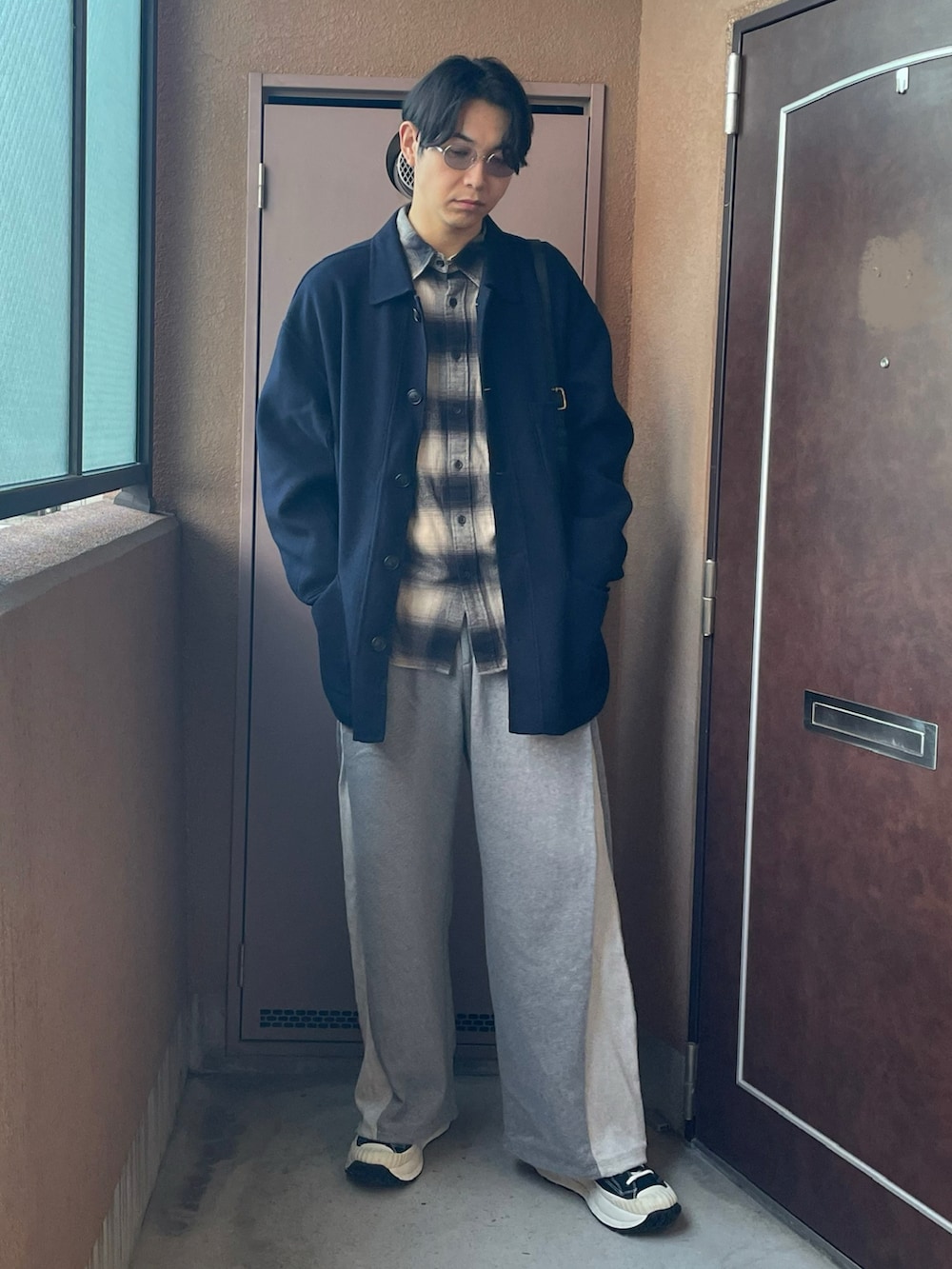 ブルー系のその他アウター、その他のシャツ/ブラウス、グレー系のスウェットパンツを着用したメンズの冬コーディネートの2枚目の写真