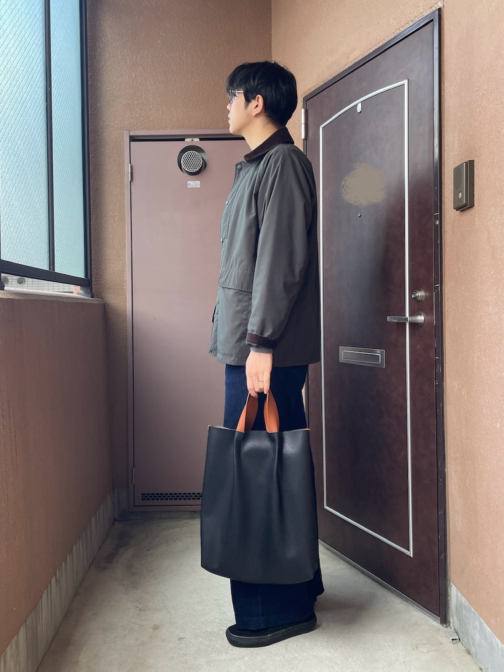「春めき満開コーデ、メガネ男子、春服、大人カジュアル、デニム、プチプラ、UNIQLO、スニーカー、トートバッグ、ハンティングジャケット、カーキ、サングラス、ヘンリーネック、ワイドパンツ」｜「UNIQLOのアイテム（Tシャツ/カットソー、グレー系）」を使った、MKさん（メンズ・185cm）の春コーディネートの3枚目の写真