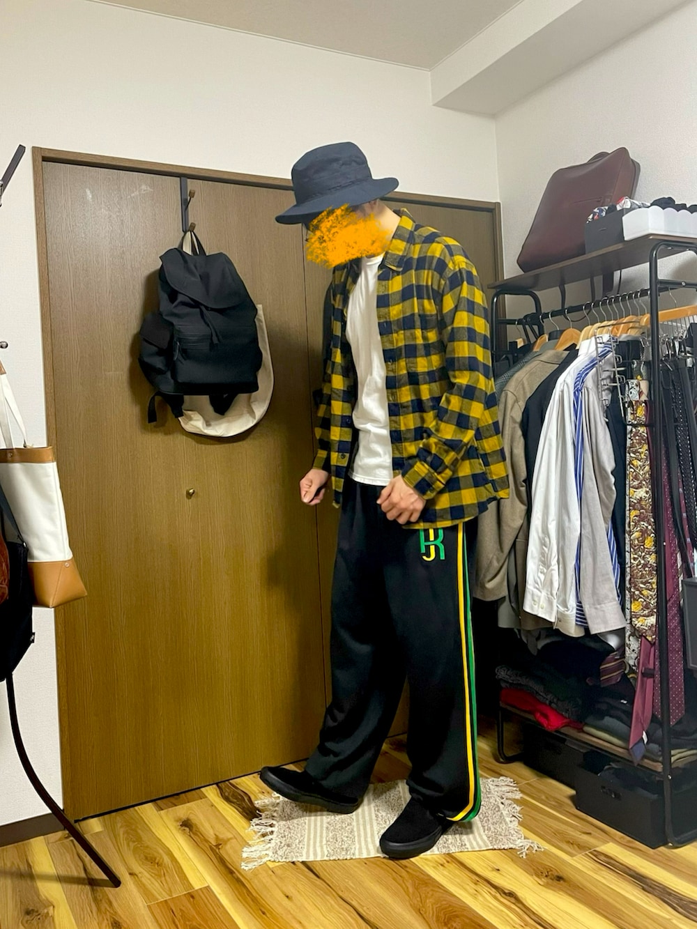 「お出かけコーデ、スポーツミックス、チェック、今日のコーデ、ゆるコーデ、秋服、adidas、UNIQLO、ハット、カジュアル、トラックパンツ、スリッポン、VANS、イエロー」｜「VANSのSKATE SLIP-ON　VN0A5FCABKA（スリッポン、ブラック系）」を使った、MKさん（メンズ・185cm）の秋コーディネートの2枚目の写真