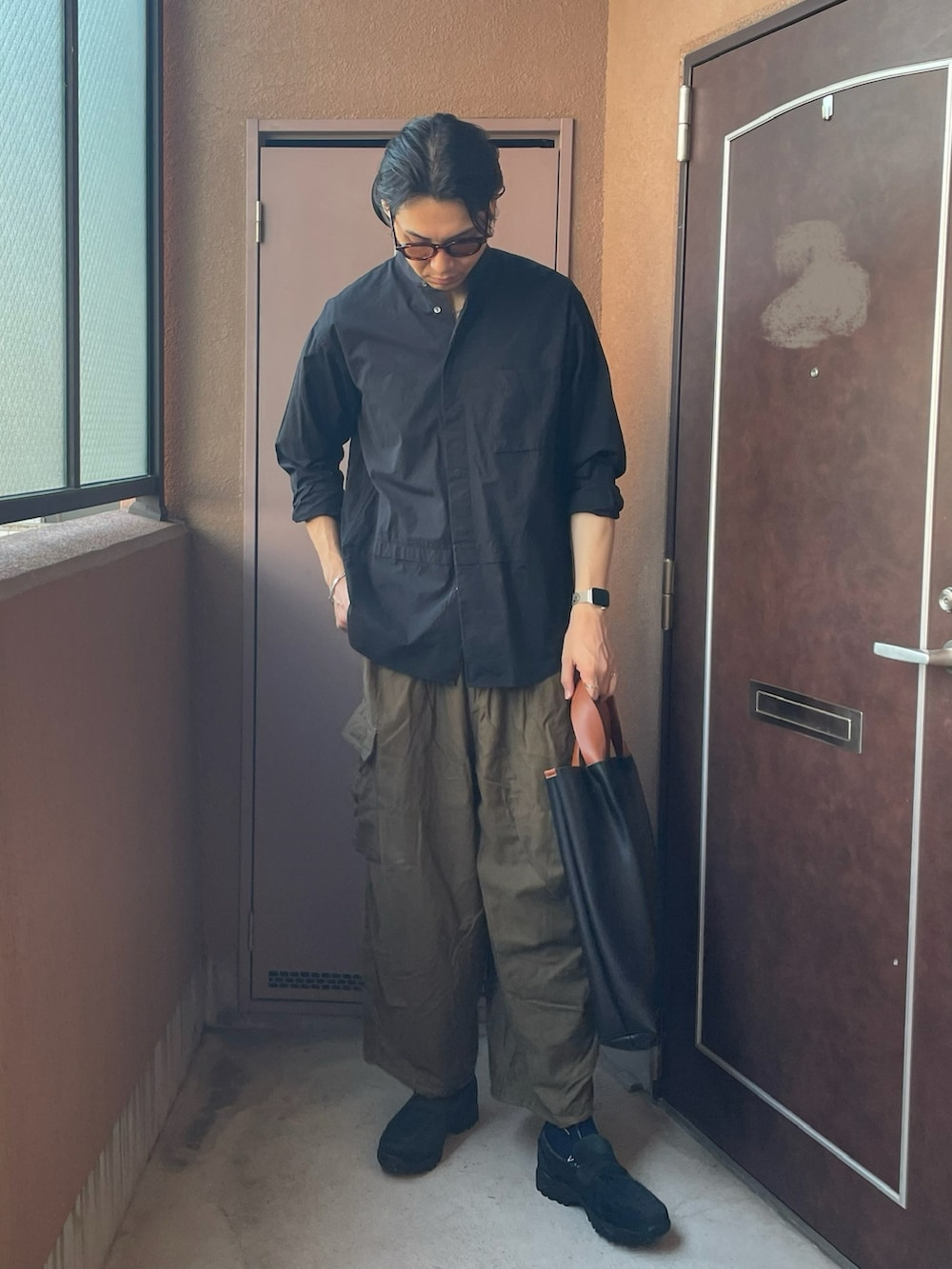 「カーゴパンツ、ミリタリー、カーキ、シャツ、サングラス、ローファー、トートバッグ、プチプラ、UNIQLO、シンプルコーデ、オトナカジュアル、シャツスタイル、ブラック」｜「MAISON CLUBの【MAISON CLUB】バイカラーPUレザートートバック L（トートバッグ、ブラック系）」を使った、MKさん（メンズ・185cm）の秋コーディネートの2枚目の写真