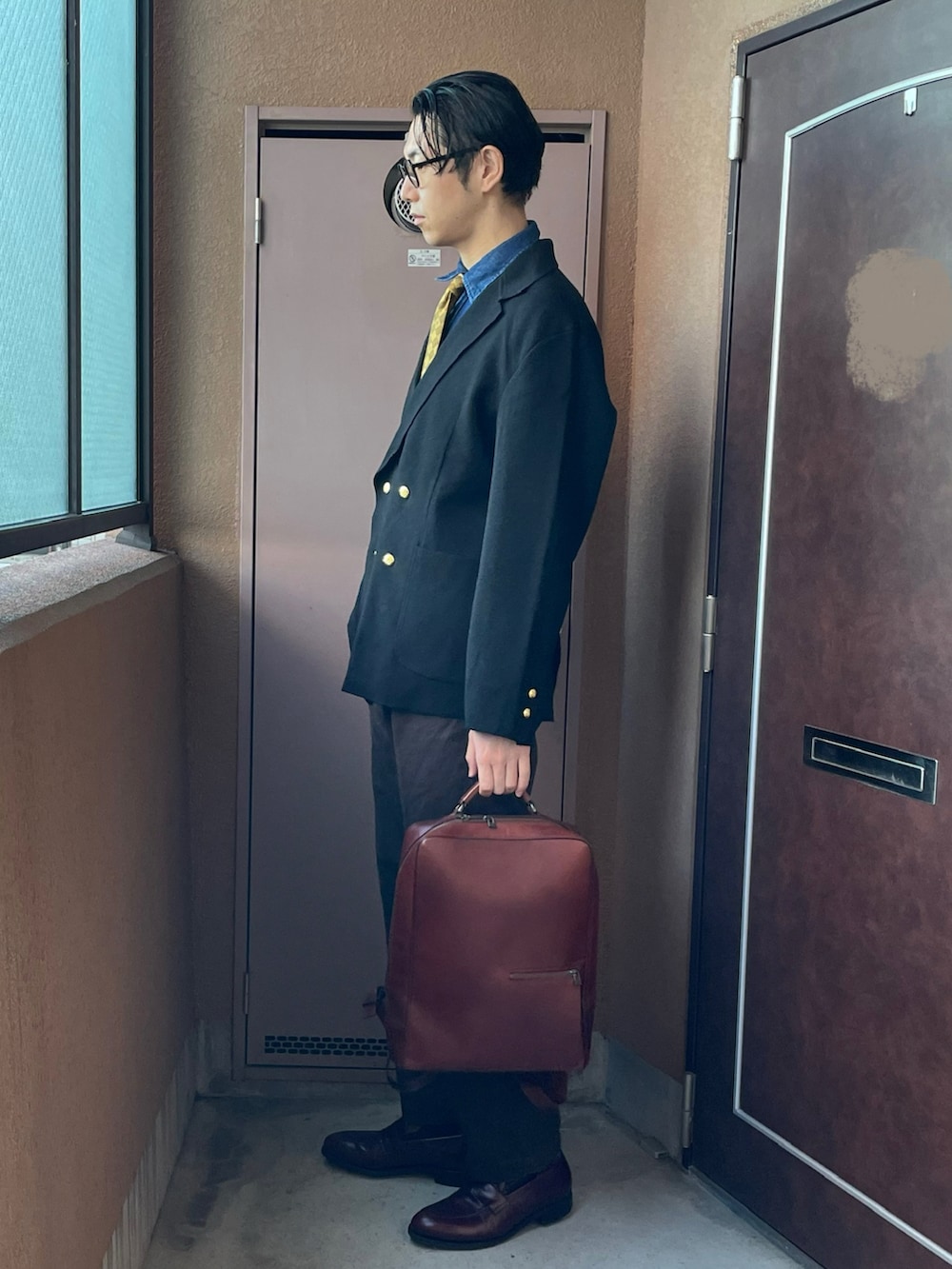 ブラウン系のチノパンツ、レッド系のローファー、ブルー系のシャツ/ブラウスを着用したメンズの秋コーディネートの2枚目の写真