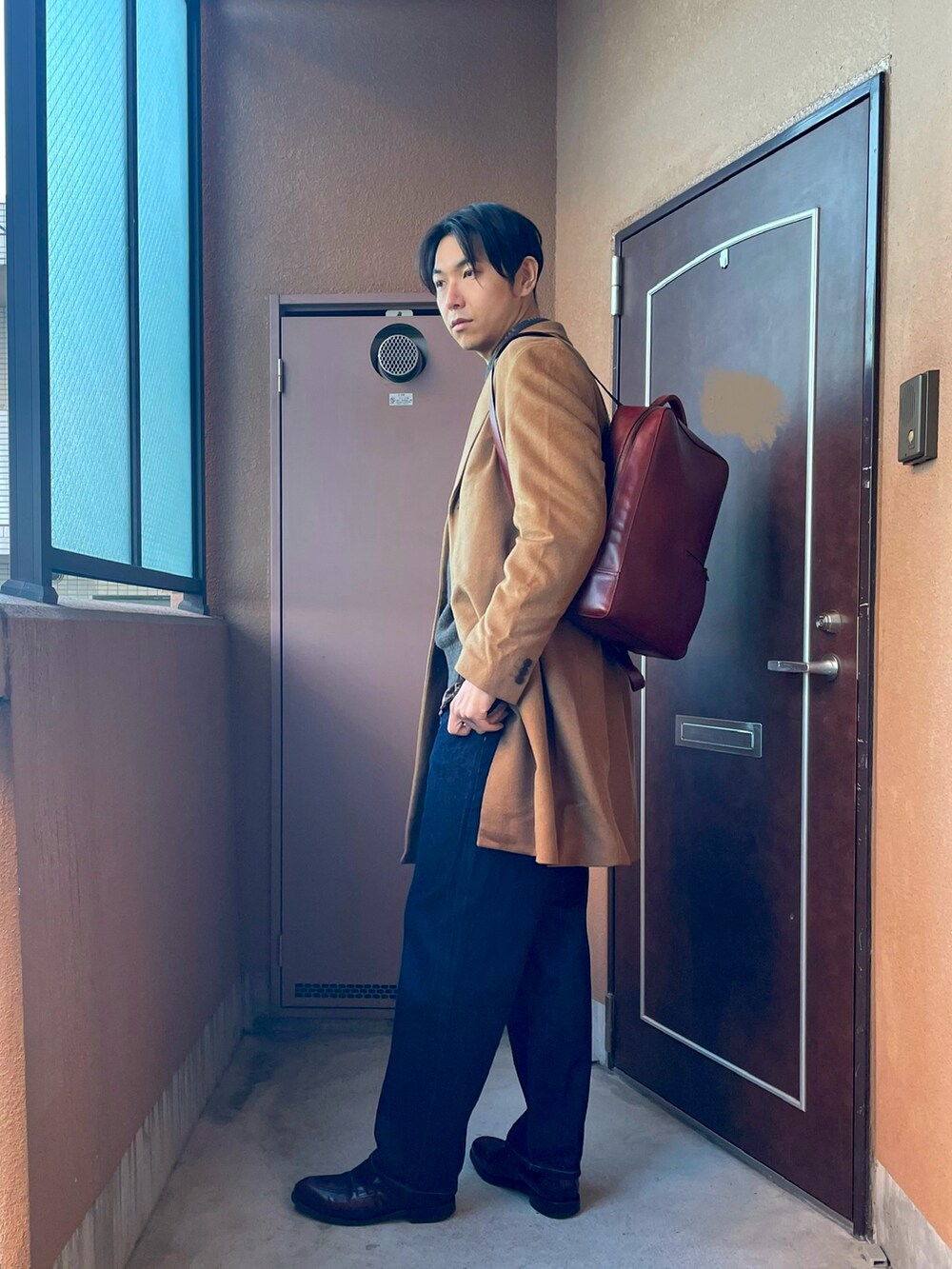 「冬コーデ、デニム、大人カジュアル、革靴、レイヤードスタイル、コート、プチプラ、UNIQLO、無印良品、チェック、淡色コーデ、リュック、きれいめカジュアル、休日コーデ、チェスターコート」｜「無印良品のデニムワイドパンツ　ブルー（デニムパンツ、ブルー系）」を使った、MKさん（メンズ・185cm）の冬コーディネートの3枚目の写真