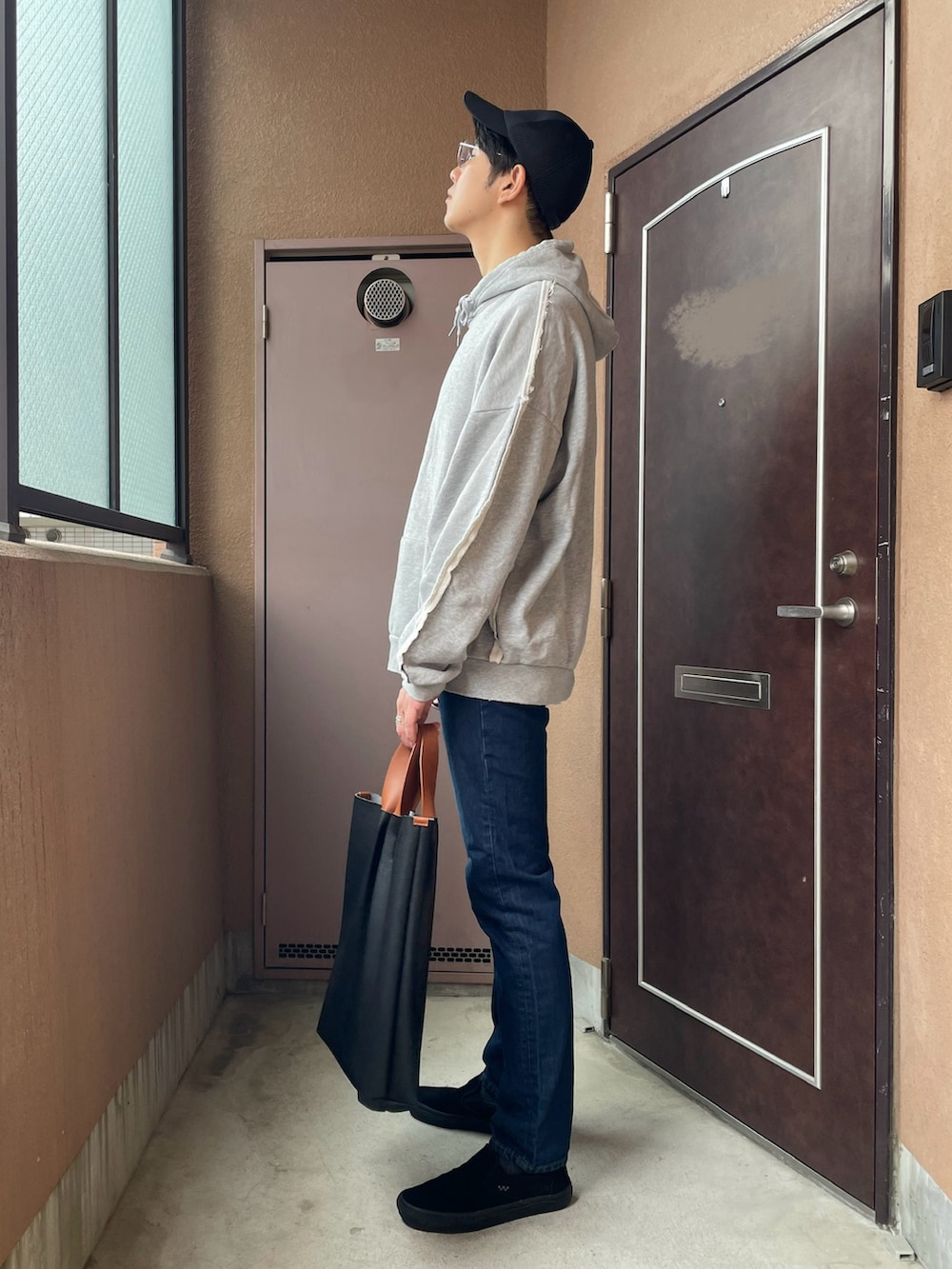 「カジュアル、パーカー、デニム、スリッポン、UNIQLO、キャップ、サングラス、トートバッグ、ゆるコーデ、シンプルコーデ、グレー、OPENINGACT」｜「OPENING ACTのアイテム（パーカー、グレー系）」を使った、MKさん（メンズ・185cm）の春コーディネートの2枚目の写真