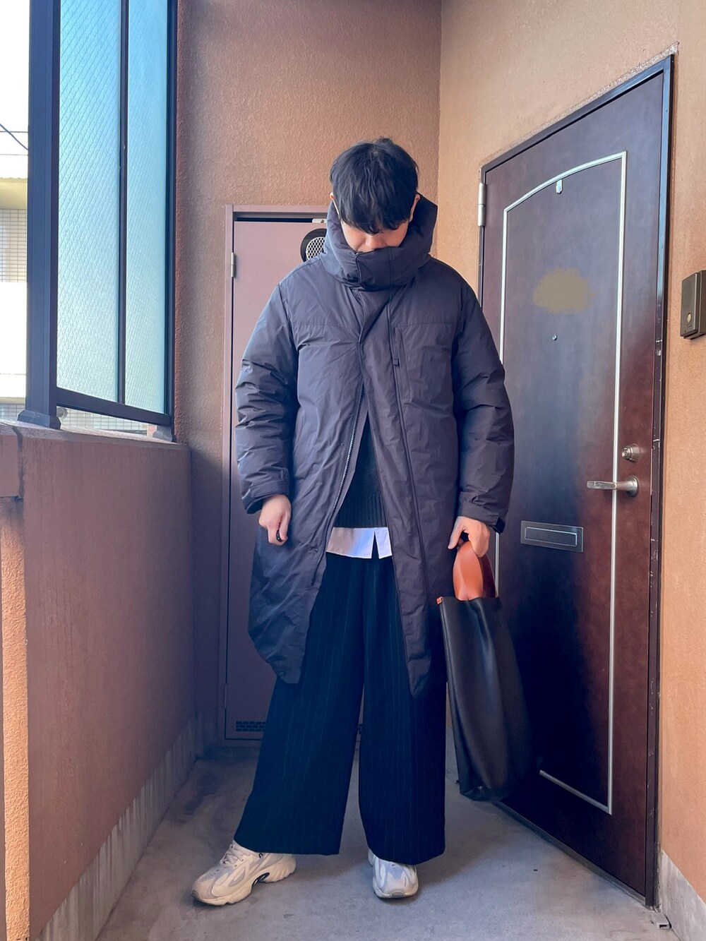 「ダウン、プチプラ、スニーカー、レイヤードスタイル、ニット、ワイドパンツ、ストライプ、UNIQLO、GU、無印良品、休日スタイル、大人カジュアル、トートバッグ、冬アウター」｜「無印良品の〔MUJI Labo〕紳士　フード付きダウンコート（ダウンジャケット/コート、ブラック系）」を使った、MKさん（メンズ・185cm）の冬コーディネートの3枚目の写真