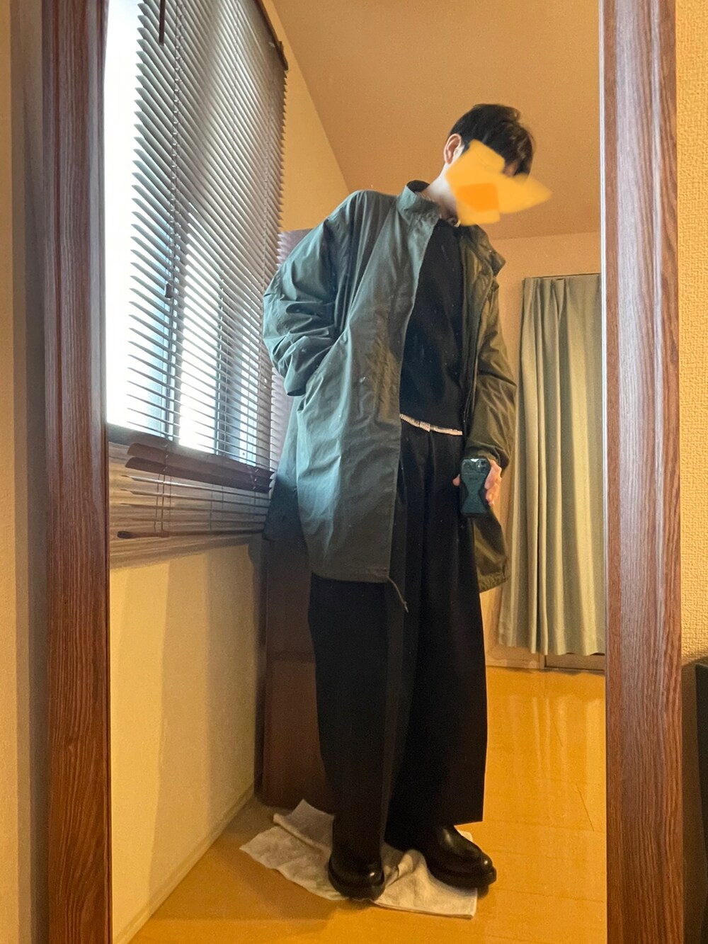 「春服デビュー宣言、きれいめカジュアル、春服、GU、革靴、ニット、ベスト、ストライプシャツ、チノパン、ミリタリー、モッズコート、カーキ、コート、ワイドパンツ」｜「GUのアイテム（チノパンツ、ブラック系）」を使った、MKさん（メンズ・185cm）の春コーディネートの2枚目の写真