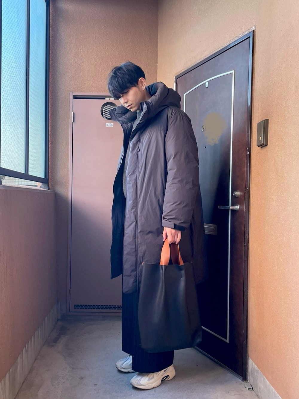 「ダウン、プチプラ、スニーカー、レイヤードスタイル、ニット、ワイドパンツ、ストライプ、UNIQLO、GU、無印良品、休日スタイル、大人カジュアル、トートバッグ、冬アウター」｜「無印良品の〔MUJI Labo〕紳士　フード付きダウンコート（ダウンジャケット/コート、ブラック系）」を使った、MKさん（メンズ・185cm）の冬コーディネートの4枚目の写真