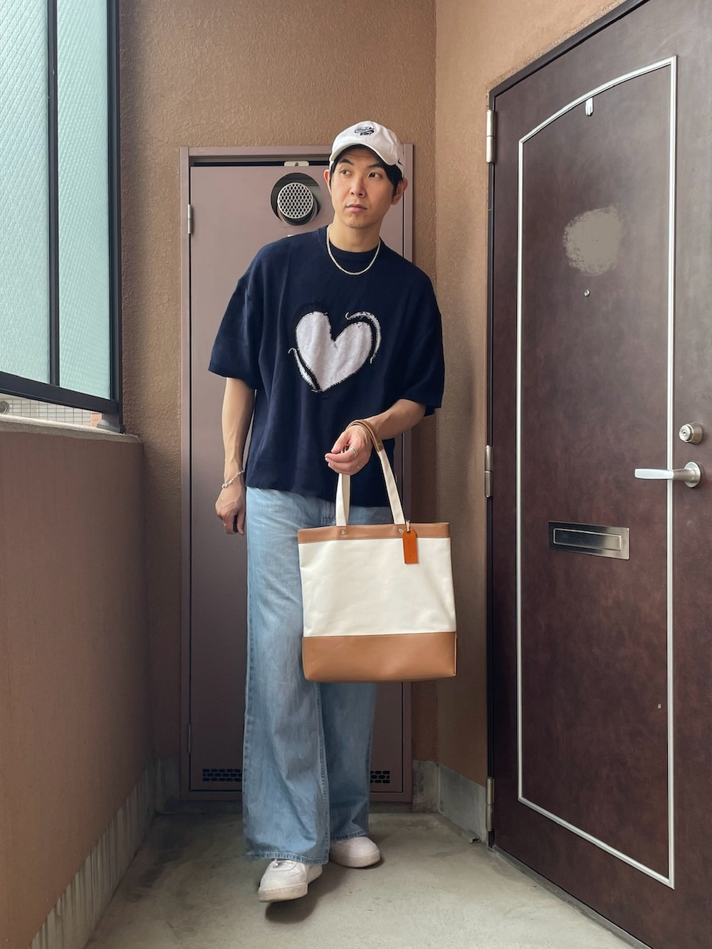 「デニム、ニット、スニーカー、キャップ、カジュアル、トートバッグ、春コーデ、プチプラ、UNIQLO、白スニーカー、NIKE、ワイドパンツ、韓国ファッション」｜「UNIQLOのアイテム（デニムパンツ、ブルー系）」を使った、MKさん（メンズ・185cm）の夏コーディネートの3枚目の写真