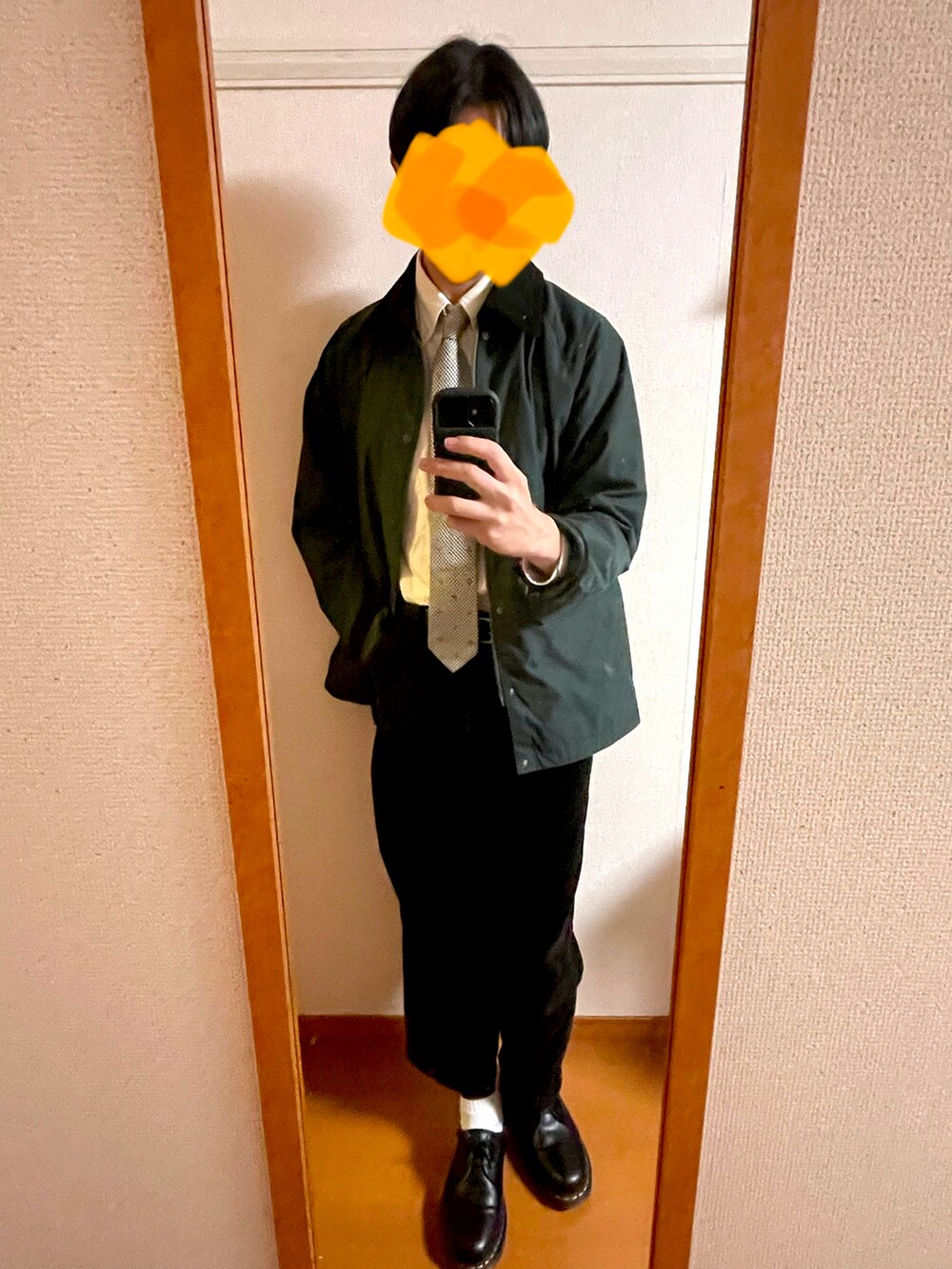 「秋コーデ、カジュアル、グリーン、ネクタイ、コーデュロイパンツ、ハンティングジャケット、ドクターマーチン、UNIQLO」｜「Dr. Martensの【Dr.Martens(ドクターマーチン)】 1461 SMOOTH 3ホールシューズ（ドレスシューズ、ブラック系）」を使った、MKさん（メンズ・185cm）の秋コーディネートの2枚目の写真