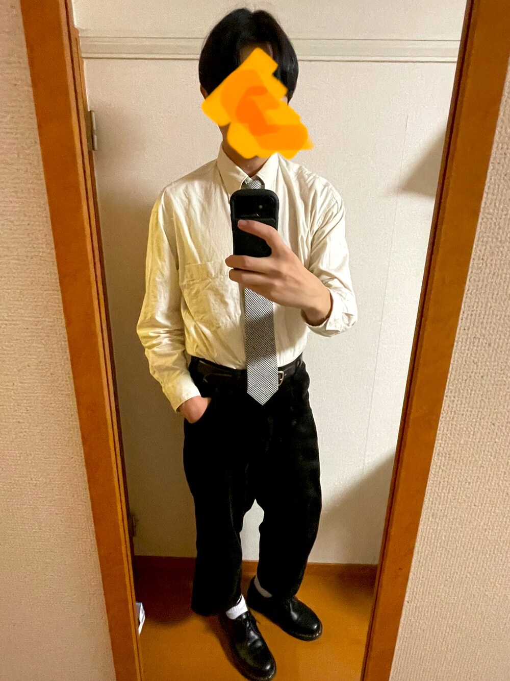 「秋コーデ、カジュアル、グリーン、ネクタイ、コーデュロイパンツ、ハンティングジャケット、ドクターマーチン、UNIQLO」｜「Dr. Martensの【Dr.Martens(ドクターマーチン)】 1461 SMOOTH 3ホールシューズ（ドレスシューズ、ブラック系）」を使った、MKさん（メンズ・185cm）の秋コーディネートの4枚目の写真