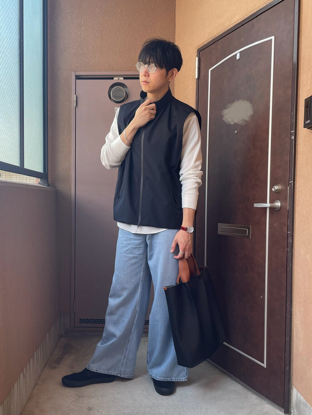 「ベスト、着回しコーデ、デニム、ヘンリーネック、Tシャツ、スリッポン、トートバッグ、UNIQLO、カジュアル、レイヤードスタイル、ワイドパンツ、プチプラ、メンズファッション、春」｜「OPENINGACTのアイテム（ベスト、ブラック系）」を使った、MKさん（メンズ・185cm）の春コーディネートの2枚目の写真