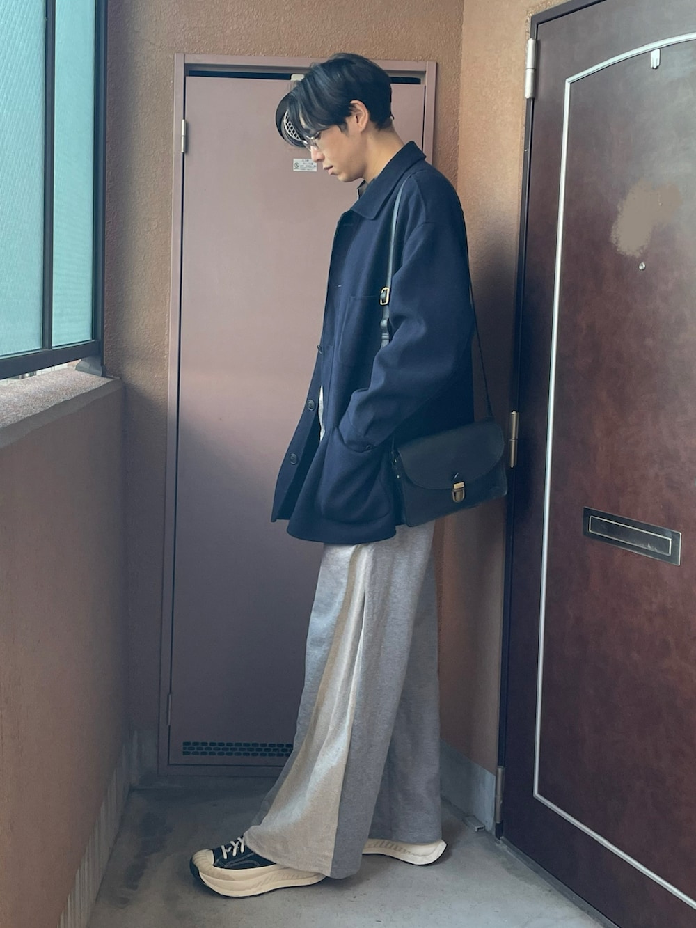 ブルー系のその他アウター、その他のシャツ/ブラウス、グレー系のスウェットパンツを着用したメンズの冬コーディネートの4枚目の写真