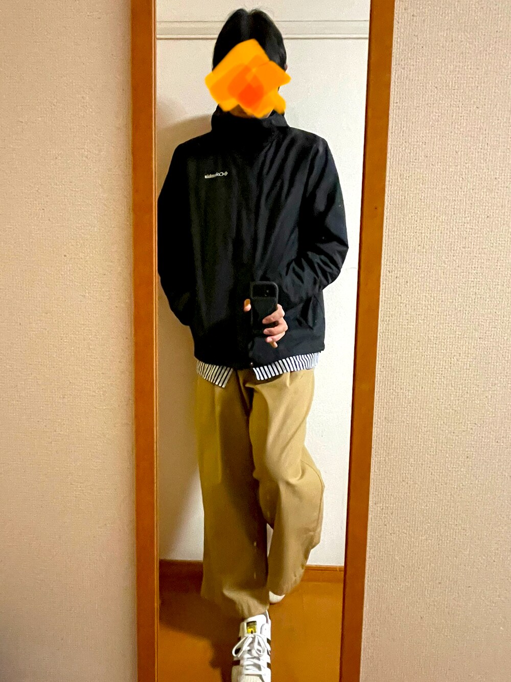 「スニーカーコーデ、レイヤードスタイル、ワイドパンツ、チノパン、スーパースター、アディダス、MB、ユニクロ、マウンテンパーカー、コロンビア、ストリートファッション、秋冬コーデ、冬コーデ」｜「adidasの【アディダス スケートボーディング】スーパースター [Superstar]（スニーカー、ホワイト系）」を使った、MKさん（メンズ・185cm）の冬コーディネートの2枚目の写真