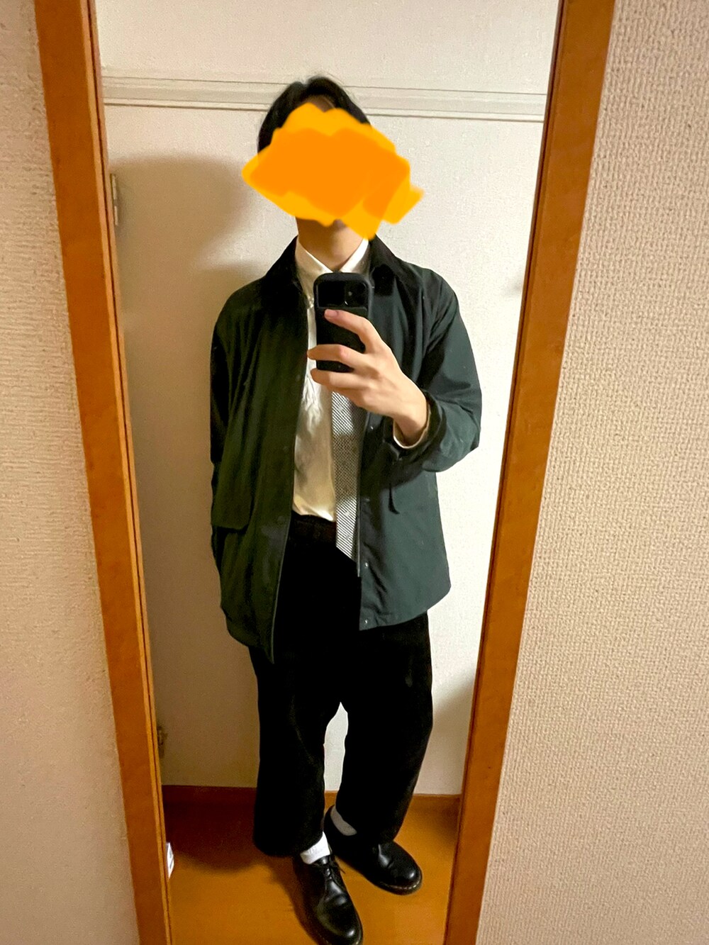 「秋コーデ、カジュアル、グリーン、ネクタイ、コーデュロイパンツ、ハンティングジャケット、ドクターマーチン、UNIQLO」｜「Dr. Martensの【Dr.Martens(ドクターマーチン)】 1461 SMOOTH 3ホールシューズ（ドレスシューズ、ブラック系）」を使った、MKさん（メンズ・185cm）の秋コーディネートの3枚目の写真