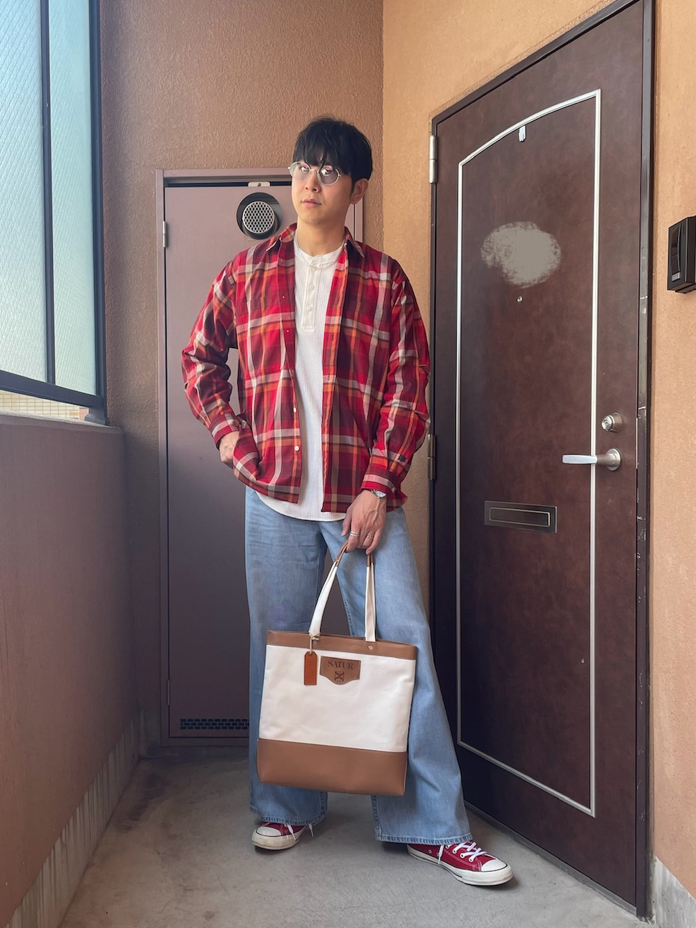 「トートバッグ、カジュアル、レイヤードスタイル、デニム、UNIQLO、チェック、赤、ヘンリーネック、サングラス、converse、スニーカー、春、アメカジ」｜「DAIWA PIER39の【DAIWA PIER39/ ダイワ ピア39】Tech Work Shirts Flannel Plaids（シャツ/ブラウス、レッド系）」を使った、MKさん（メンズ・185cm）の春コーディネートの2枚目の写真