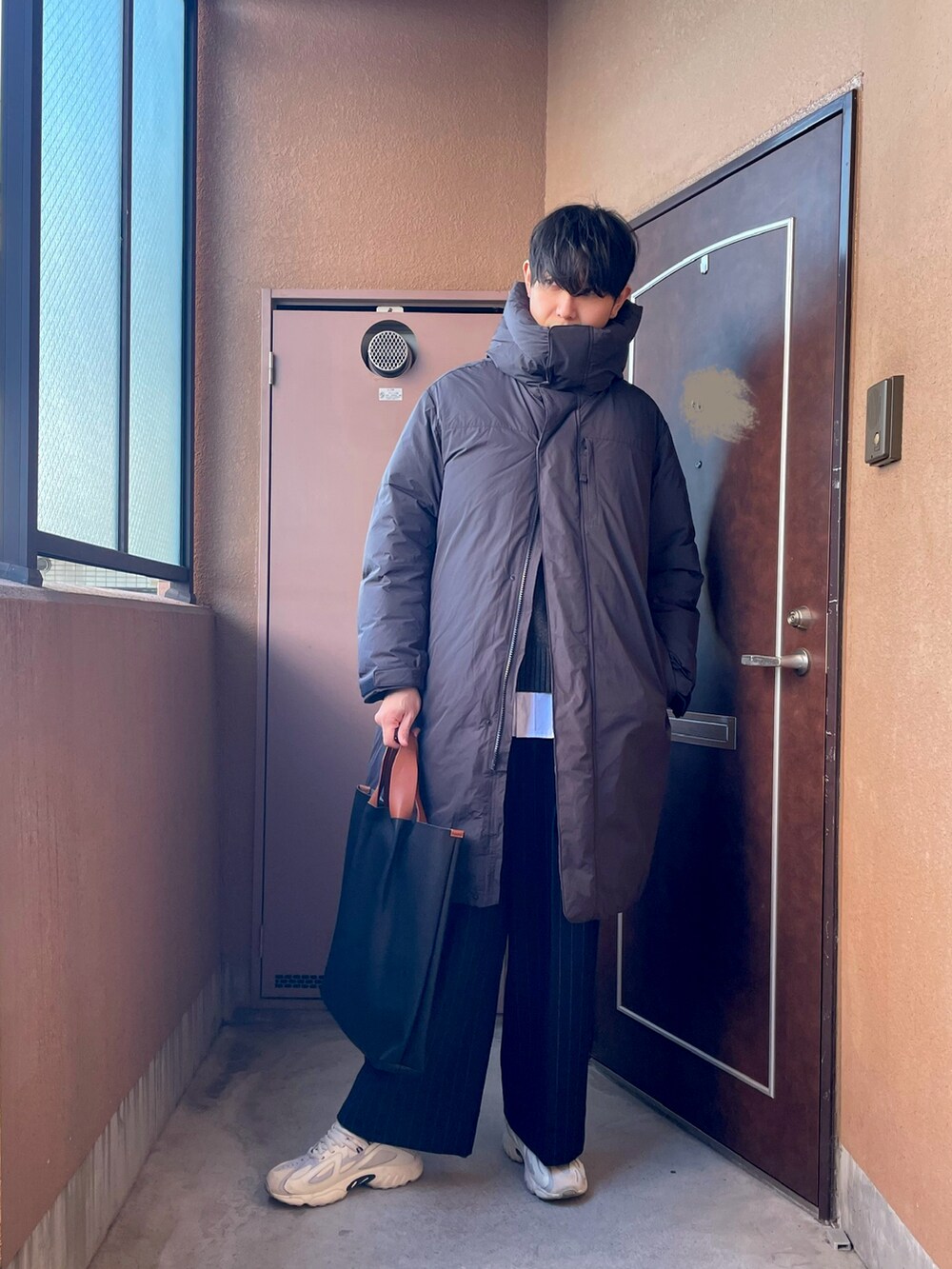 「ダウン、プチプラ、スニーカー、レイヤードスタイル、ニット、ワイドパンツ、ストライプ、UNIQLO、GU、無印良品、休日スタイル、大人カジュアル、トートバッグ、冬アウター」｜「無印良品の〔MUJI Labo〕紳士　フード付きダウンコート（ダウンジャケット/コート、ブラック系）」を使った、MKさん（メンズ・185cm）の冬コーディネートの2枚目の写真
