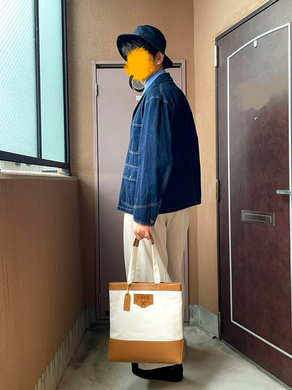 「デニム、秋コーデ、休日スタイル、スラックス、ネクタイ、トートバッグ、きれいめカジュアル、デニムジャケット、UNIQLO、白パンツ、ブルー、古着、SATUR、ハット、キレイめ」｜「SATURのアイテム（トートバッグ、ホワイト系）」を使った、MKさん（メンズ・185cm）の秋コーディネートの3枚目の写真