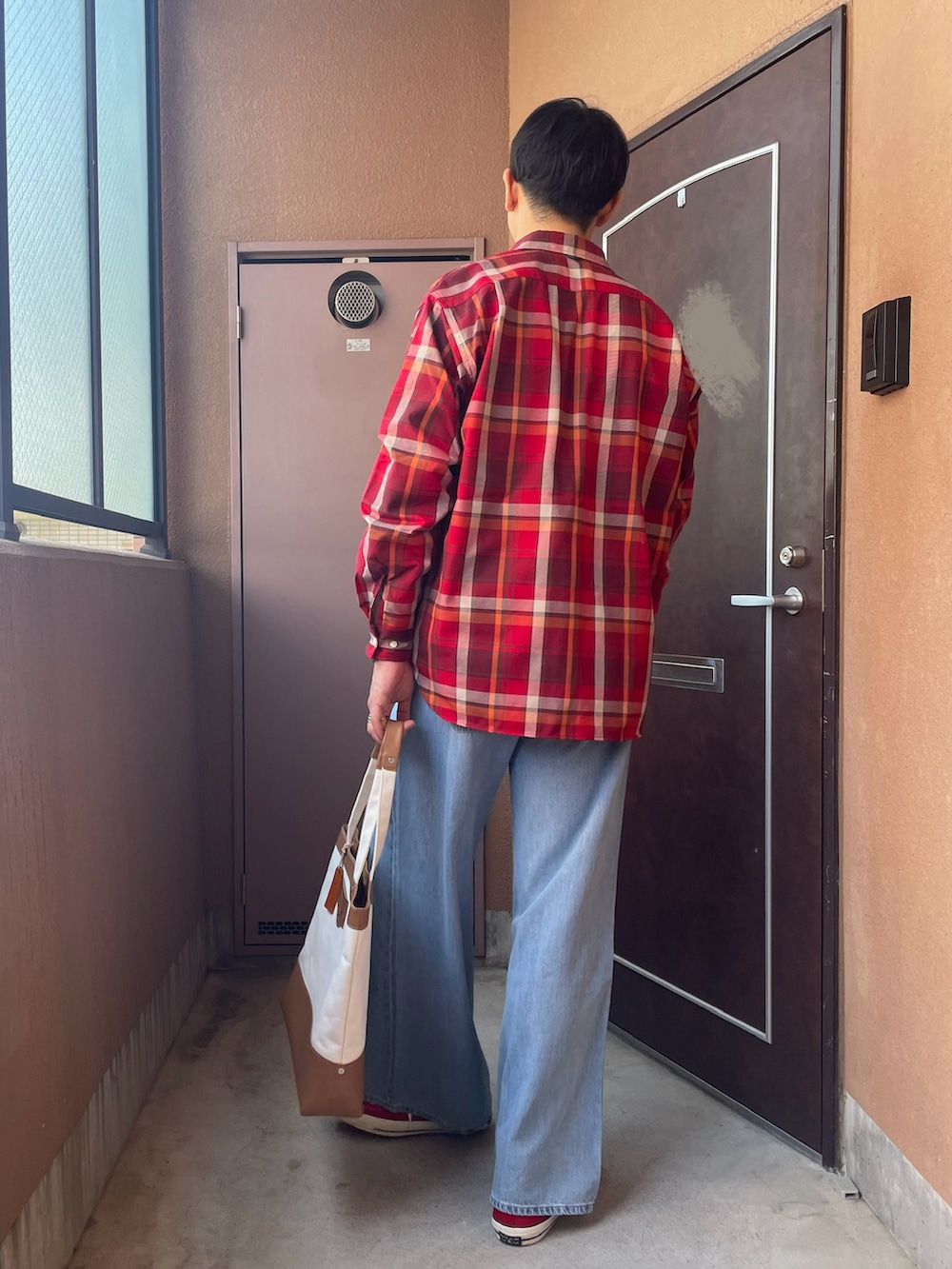 「トートバッグ、カジュアル、レイヤードスタイル、デニム、UNIQLO、チェック、赤、ヘンリーネック、サングラス、converse、スニーカー、春、アメカジ」｜「DAIWA PIER39の【DAIWA PIER39/ ダイワ ピア39】Tech Work Shirts Flannel Plaids（シャツ/ブラウス、レッド系）」を使った、MKさん（メンズ・185cm）の春コーディネートの3枚目の写真