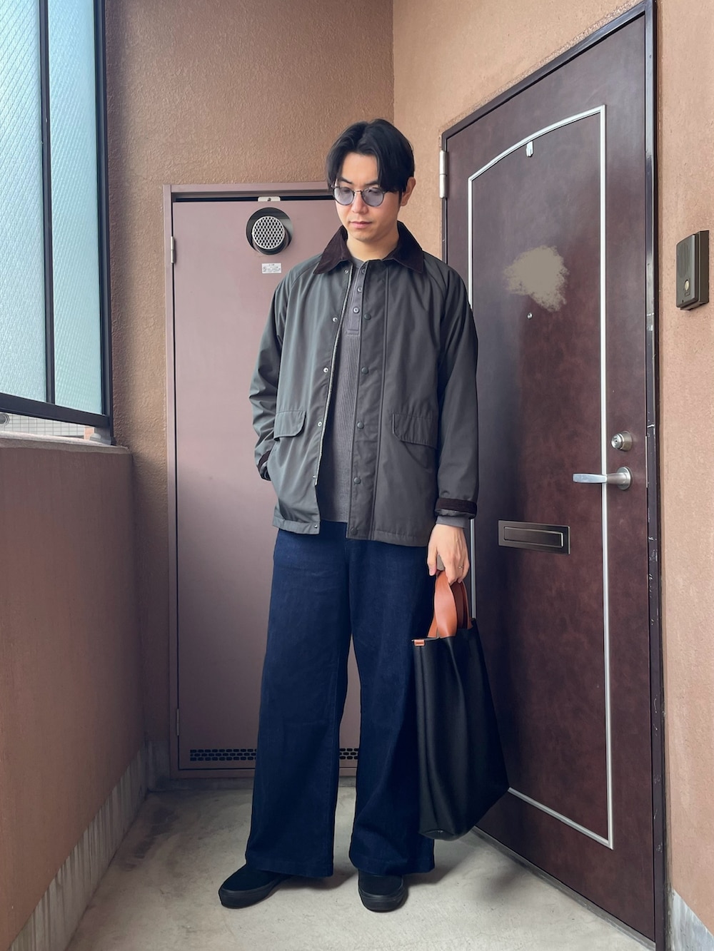 「春めき満開コーデ、メガネ男子、春服、大人カジュアル、デニム、プチプラ、UNIQLO、スニーカー、トートバッグ、ハンティングジャケット、カーキ、サングラス、ヘンリーネック、ワイドパンツ」｜「UNIQLOのアイテム（Tシャツ/カットソー、グレー系）」を使った、MKさん（メンズ・185cm）の春コーディネートの2枚目の写真