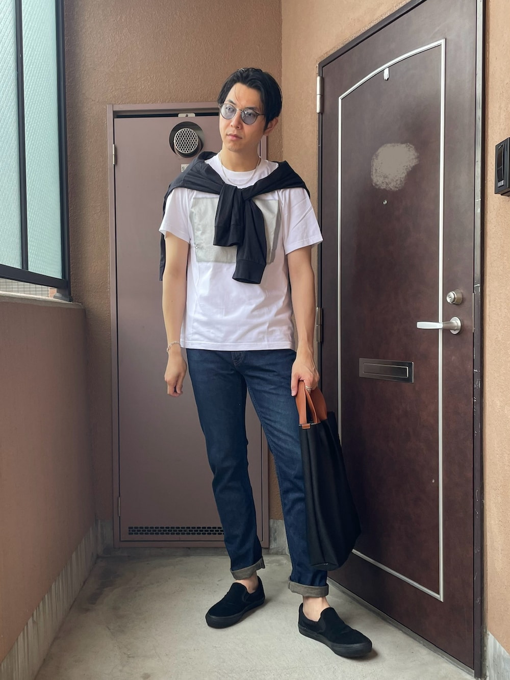 「プチプラ、UNIQLO、スリッポン、デニム、カーディガン、トートバッグ、サングラス、ロールアップ、シルバーアクセサリー、グラフィックＴ、オトナカジュアル、休日スタイル、メンズファッション、夏コーデ」｜「VANSのSKATE SLIP-ON　VN0A5FCABKA（スリッポン、ブラック系）」を使った、MKさん（メンズ・185cm）の夏コーディネートの2枚目の写真