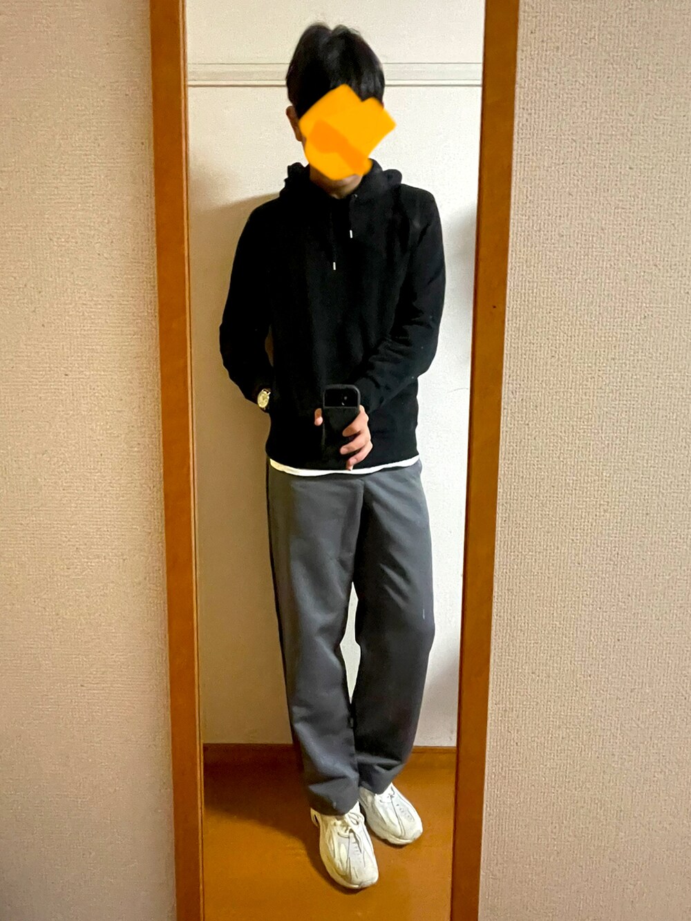 「ワイドパンツ、冬コーデ、スニーカーコーデ、シンプル、ユニクロ、パーカー、ロングコート、黒、白スニーカー、トレンチコート、レイヤードスタイル、EDIFICE、オトナカジュアル、リラックススタイル、着回しコーデ」｜「Reebokのディーエムエックス シリーズ 1200 [DMX SERIES 1200]（スニーカー、ホワイト系）」を使った、MKさん（メンズ・185cm）の冬コーディネートの3枚目の写真