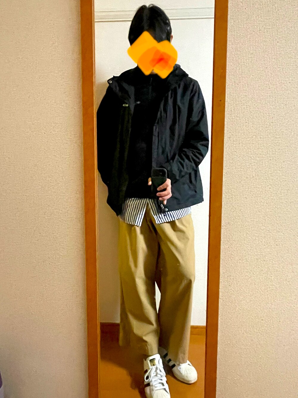 「スニーカーコーデ、レイヤードスタイル、ワイドパンツ、チノパン、スーパースター、アディダス、MB、ユニクロ、マウンテンパーカー、コロンビア、ストリートファッション、秋冬コーデ、冬コーデ」｜「adidasの【アディダス スケートボーディング】スーパースター [Superstar]（スニーカー、ホワイト系）」を使った、MKさん（メンズ・185cm）の冬コーディネートの3枚目の写真