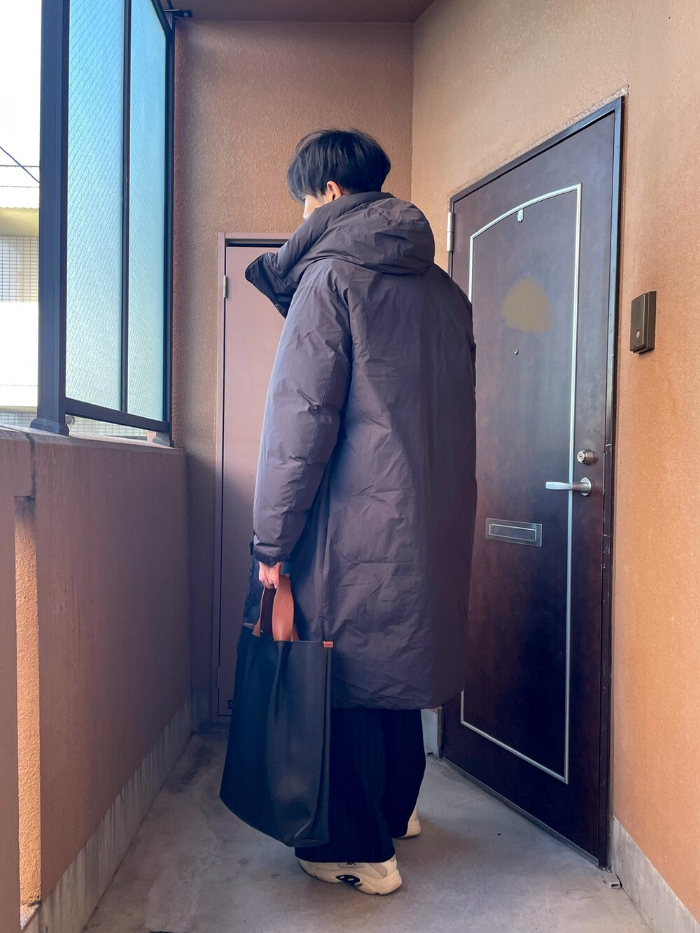 「ダウン、プチプラ、スニーカー、レイヤードスタイル、ニット、ワイドパンツ、ストライプ、UNIQLO、GU、無印良品、休日スタイル、大人カジュアル、トートバッグ、冬アウター」｜「無印良品の〔MUJI Labo〕紳士　フード付きダウンコート（ダウンジャケット/コート、ブラック系）」を使った、MKさん（メンズ・185cm）の冬コーディネートの5枚目の写真