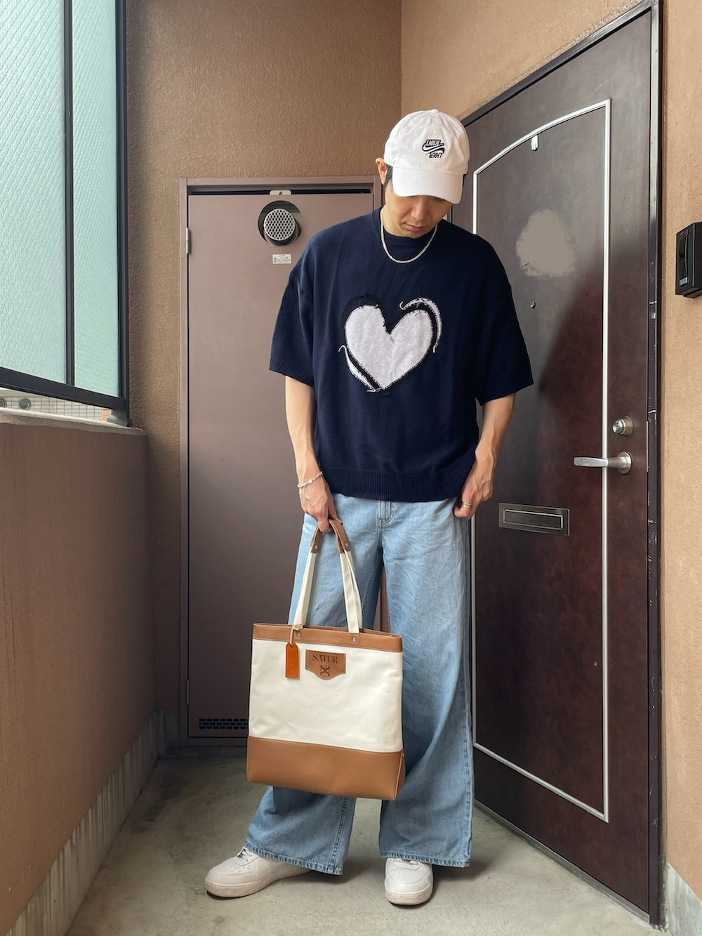 「デニム、ニット、スニーカー、キャップ、カジュアル、トートバッグ、春コーデ、プチプラ、UNIQLO、白スニーカー、NIKE、ワイドパンツ、韓国ファッション」｜「UNIQLOのアイテム（デニムパンツ、ブルー系）」を使った、MKさん（メンズ・185cm）の夏コーディネートの2枚目の写真