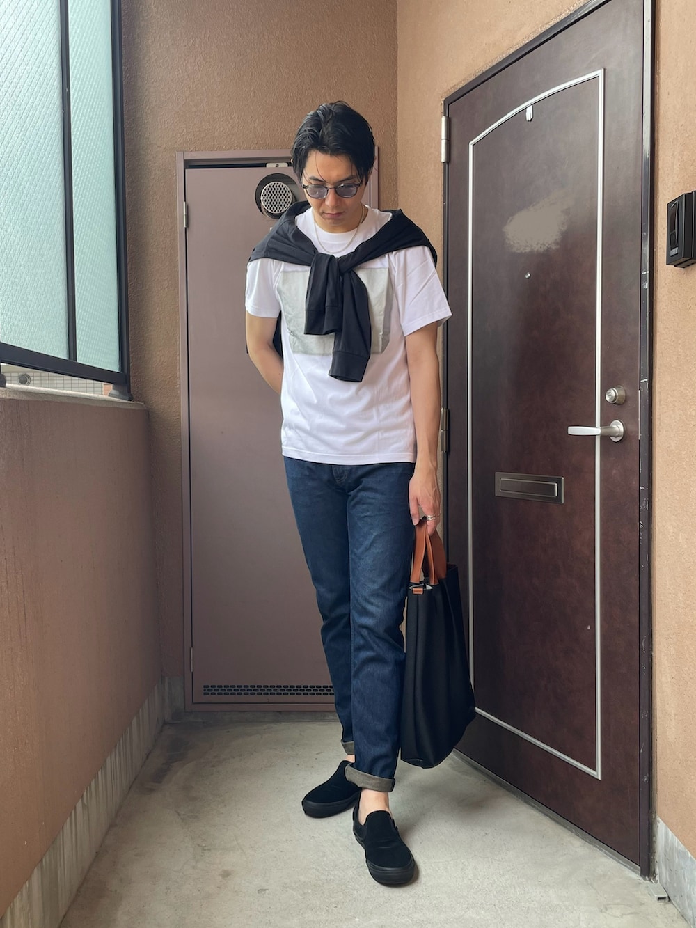 「プチプラ、UNIQLO、スリッポン、デニム、カーディガン、トートバッグ、サングラス、ロールアップ、シルバーアクセサリー、グラフィックＴ、オトナカジュアル、休日スタイル、メンズファッション、夏コーデ」｜「VANSのSKATE SLIP-ON　VN0A5FCABKA（スリッポン、ブラック系）」を使った、MKさん（メンズ・185cm）の夏コーディネートの3枚目の写真