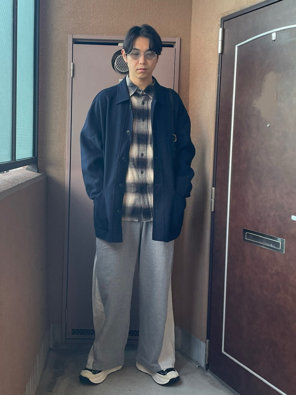 ブルー系のその他アウター、その他のシャツ/ブラウス、グレー系のスウェットパンツを着用したメンズの冬コーディネートの3枚目の写真