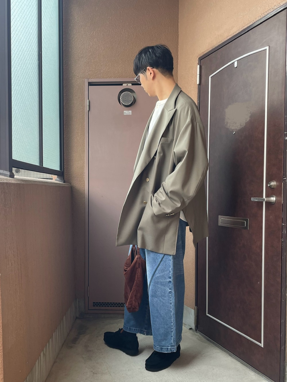 「ジャケット、最近のいい感じコーデ、大人カジュアル、デニム、ヘンリーネック、UNIQLO、ワラビー、トートバッグ、サングラス、ダブルジャケット、春コーデ、カジュアル、カーキ、regal、ラフ」｜「Clarksの【CLARKS / クラークス】 Wallabee GTX（モカシン/デッキシューズ、ブラック系）」を使った、MKさん（メンズ・185cm）の春コーディネートの3枚目の写真