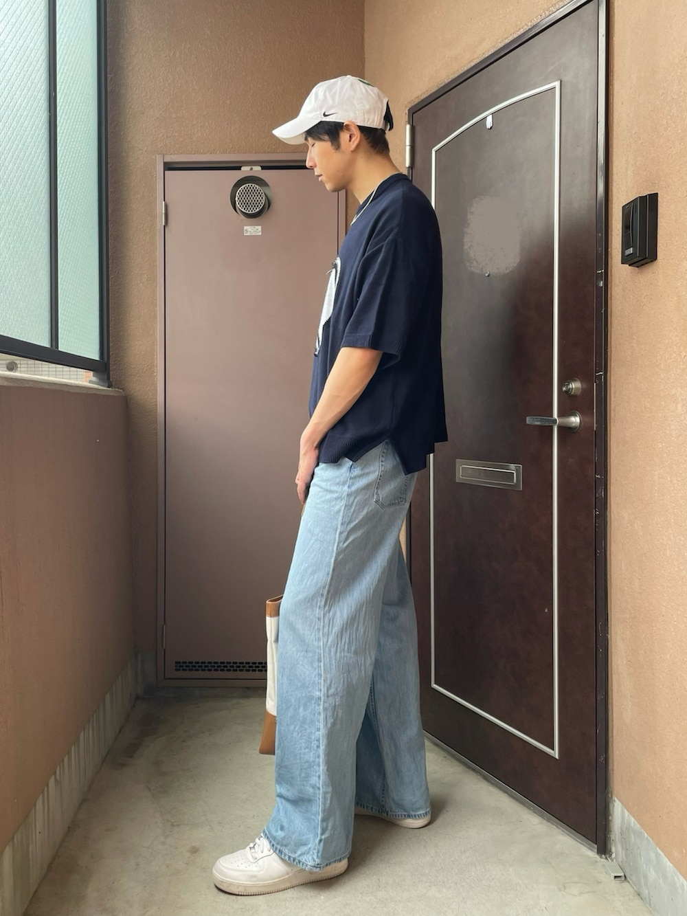 「デニム、ニット、スニーカー、キャップ、カジュアル、トートバッグ、春コーデ、プチプラ、UNIQLO、白スニーカー、NIKE、ワイドパンツ、韓国ファッション」｜「UNIQLOのアイテム（デニムパンツ、ブルー系）」を使った、MKさん（メンズ・185cm）の夏コーディネートの4枚目の写真