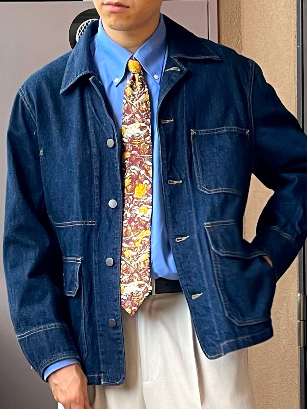 「デニム、秋コーデ、休日スタイル、スラックス、ネクタイ、トートバッグ、きれいめカジュアル、デニムジャケット、UNIQLO、白パンツ、ブルー、古着、SATUR、ハット、キレイめ」｜「SATURのアイテム（トートバッグ、ホワイト系）」を使った、MKさん（メンズ・185cm）の秋コーディネートの4枚目の写真