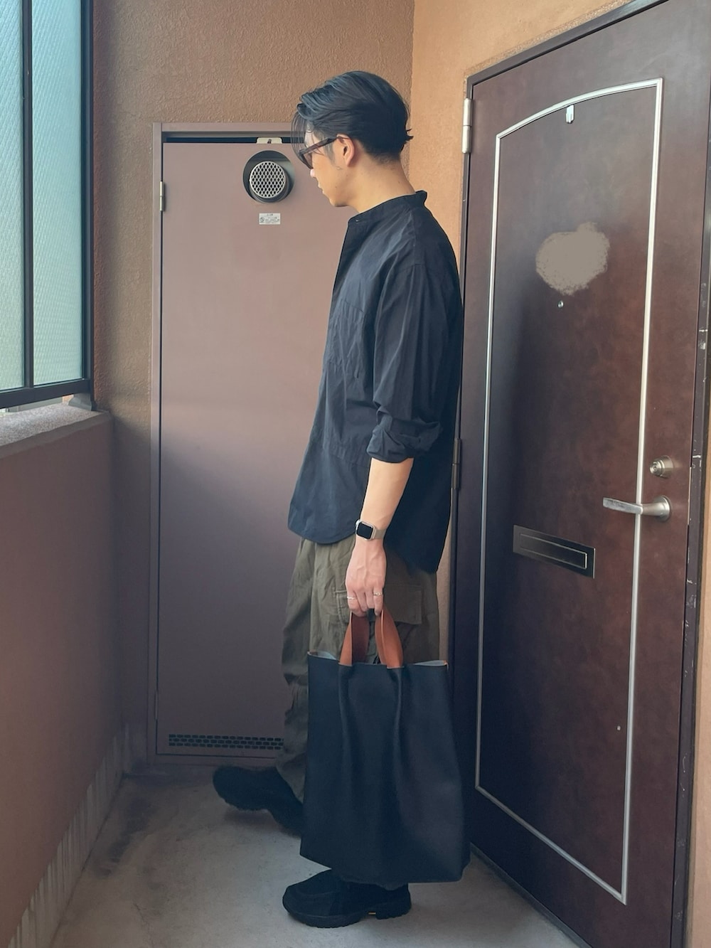 「カーゴパンツ、ミリタリー、カーキ、シャツ、サングラス、ローファー、トートバッグ、プチプラ、UNIQLO、シンプルコーデ、オトナカジュアル、シャツスタイル、ブラック」｜「MAISON CLUBの【MAISON CLUB】バイカラーPUレザートートバック L（トートバッグ、ブラック系）」を使った、MKさん（メンズ・185cm）の秋コーディネートの3枚目の写真