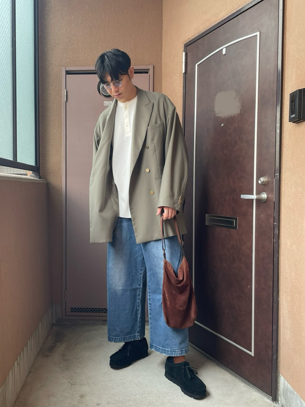「ジャケット、最近のいい感じコーデ、大人カジュアル、デニム、ヘンリーネック、UNIQLO、ワラビー、トートバッグ、サングラス、ダブルジャケット、春コーデ、カジュアル、カーキ、regal、ラフ」｜「Clarksの【CLARKS / クラークス】 Wallabee GTX（モカシン/デッキシューズ、ブラック系）」を使った、MKさん（メンズ・185cm）の春コーディネートの2枚目の写真