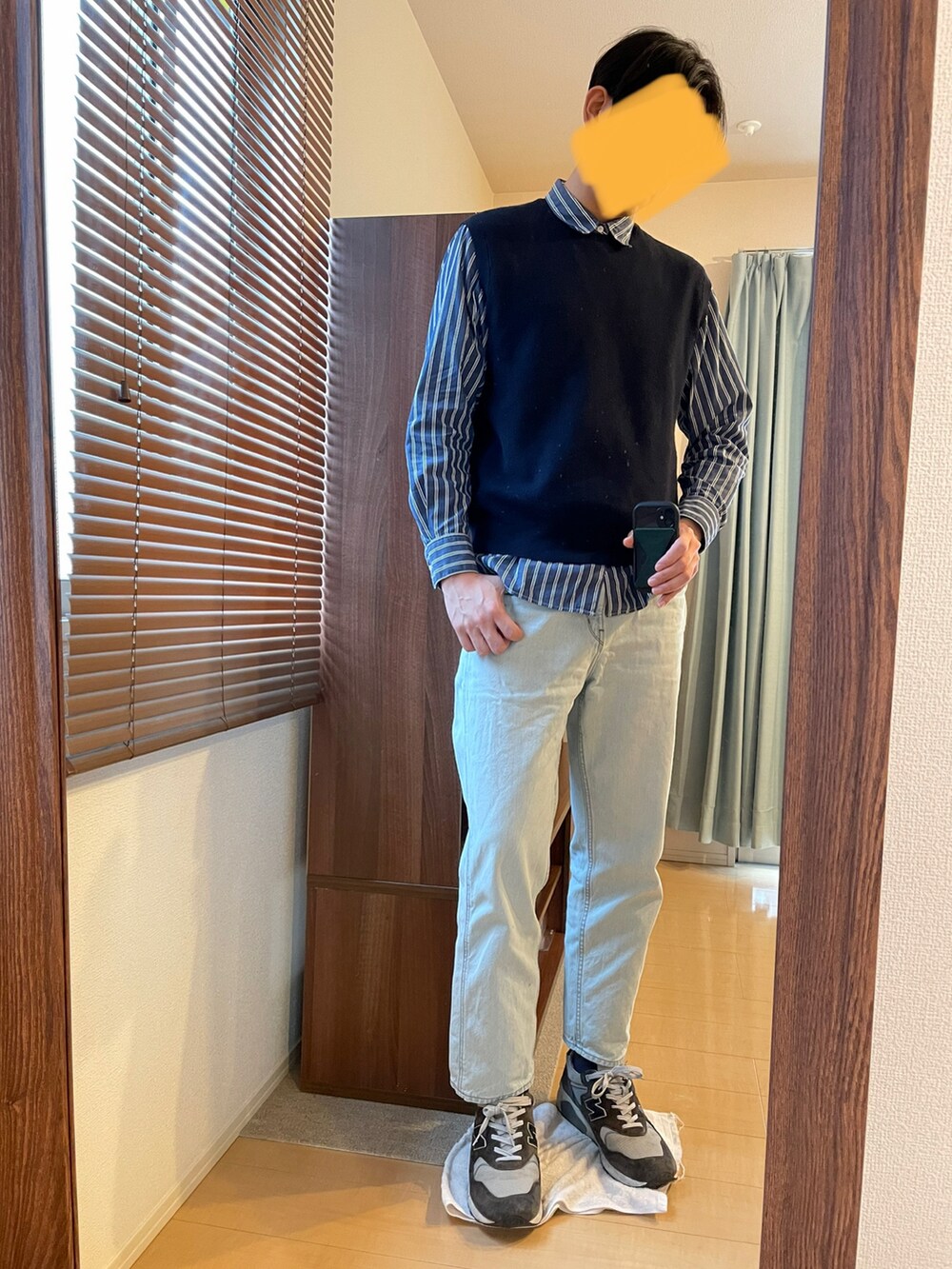 「春服、メンズコーデ、お洒落さんとつながりたい、今日のコーデ、スニーカー、シャツ、ブルー、デニムパンツ、ユニクロ、ニット、ベスト、青、ニューバランス、ブルーコーデ」｜「NEW BALANCEのアイテム（スニーカー、ブルー系）」を使った、MKさん（メンズ・185cm）の春コーディネートの2枚目の写真