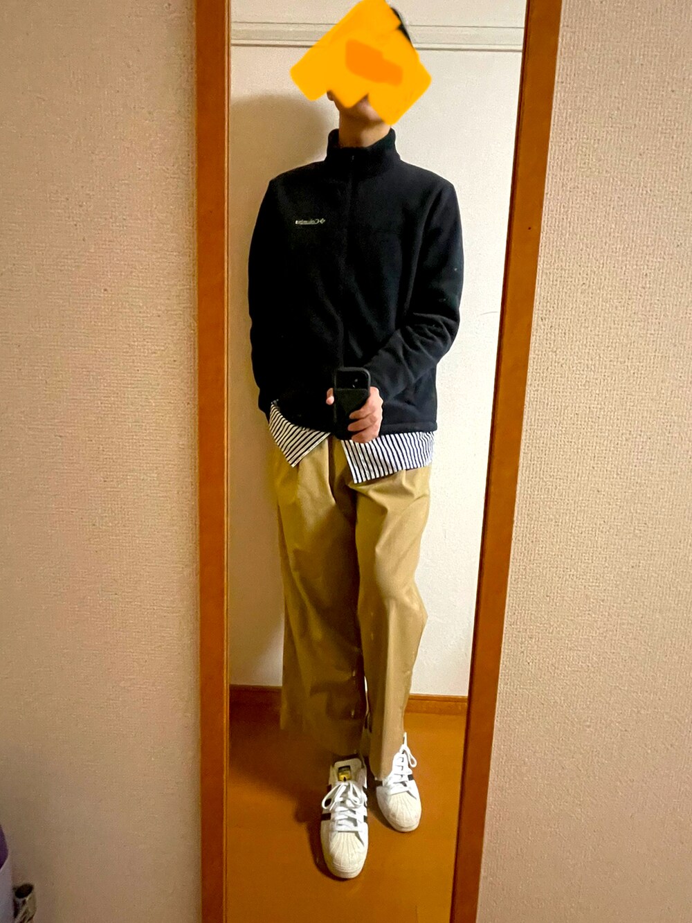 「スニーカーコーデ、レイヤードスタイル、ワイドパンツ、チノパン、スーパースター、アディダス、MB、ユニクロ、マウンテンパーカー、コロンビア、ストリートファッション、秋冬コーデ、冬コーデ」｜「adidasの【アディダス スケートボーディング】スーパースター [Superstar]（スニーカー、ホワイト系）」を使った、MKさん（メンズ・185cm）の冬コーディネートの4枚目の写真