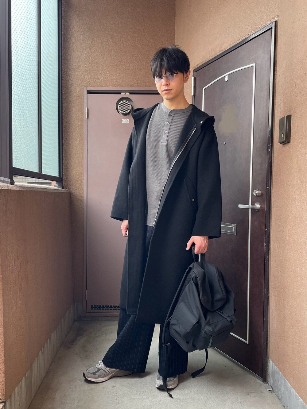 「今日のコーデ、ロングコート、モッズコート、ヘンリーネック、プチプラ、ストライプ、スニーカー、ラフコーデ、リュック、サングラス、UNIQLO、ブラック、GU、モード、ZARA」｜「NEW BALANCEのNew Balance / ニューバランス M990NV5,M990GL5 スニーカー（スニーカー、グレー系）」を使った、MKさん（メンズ・185cm）の春コーディネートの2枚目の写真