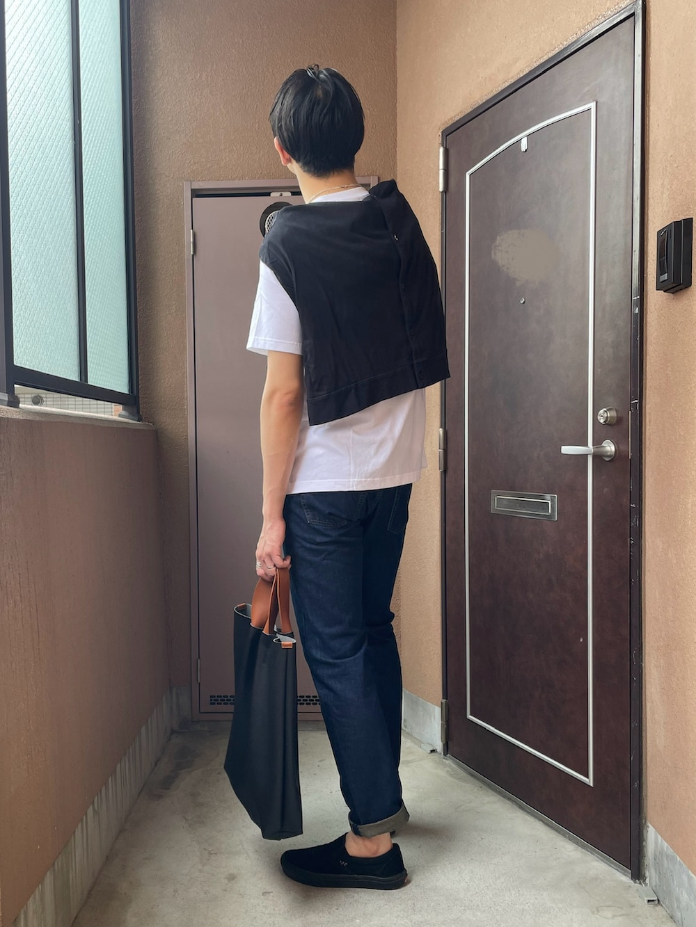「プチプラ、UNIQLO、スリッポン、デニム、カーディガン、トートバッグ、サングラス、ロールアップ、シルバーアクセサリー、グラフィックＴ、オトナカジュアル、休日スタイル、メンズファッション、夏コーデ」｜「VANSのSKATE SLIP-ON　VN0A5FCABKA（スリッポン、ブラック系）」を使った、MKさん（メンズ・185cm）の夏コーディネートの4枚目の写真