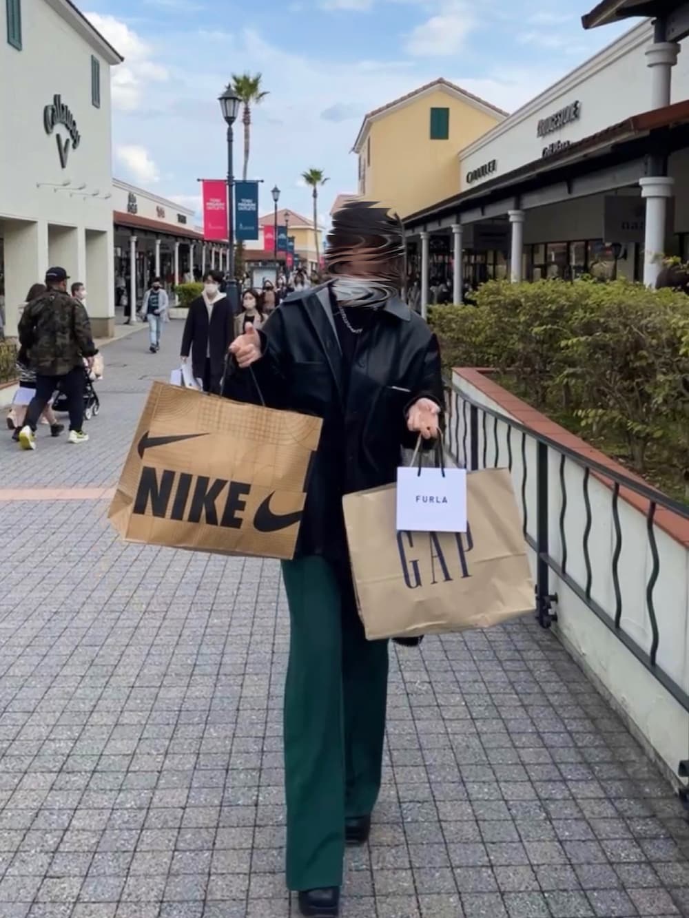 「カラーパンツ、ジャケット、フレアパンツ、春コーデ、エアフォースワン、リンクコーデ、レザージャケット、おだんごヘアー、おそろいコーデ、高身長女子、高身長コーデ、姉妹コーデ、厚底ブーツ、shein、おしゃれさんと繋がりたい」｜「moment+のマットフェイクレザーCPOジャケット（カバーオール、ブラック系）」を使った、みなみさん（レディース・161cm）の春コーディネートの2枚目の写真