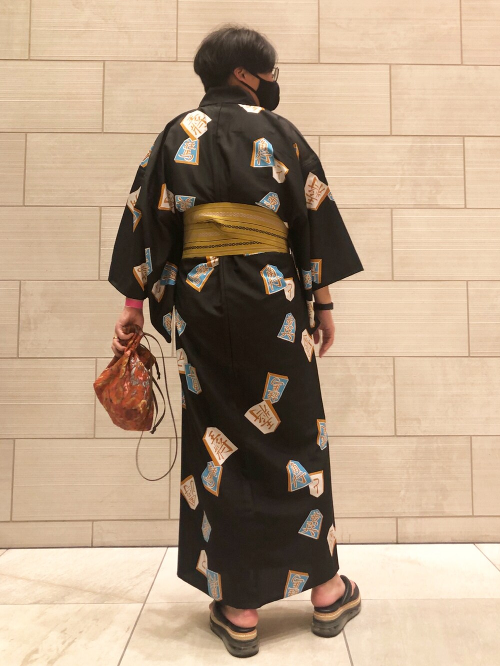 ブラック系のサンダル、オレンジ系のボディバッグ/ウエストポーチ、ブラック系のアナログ腕時計を着用したメンズの夏コーディネートの2枚目の写真