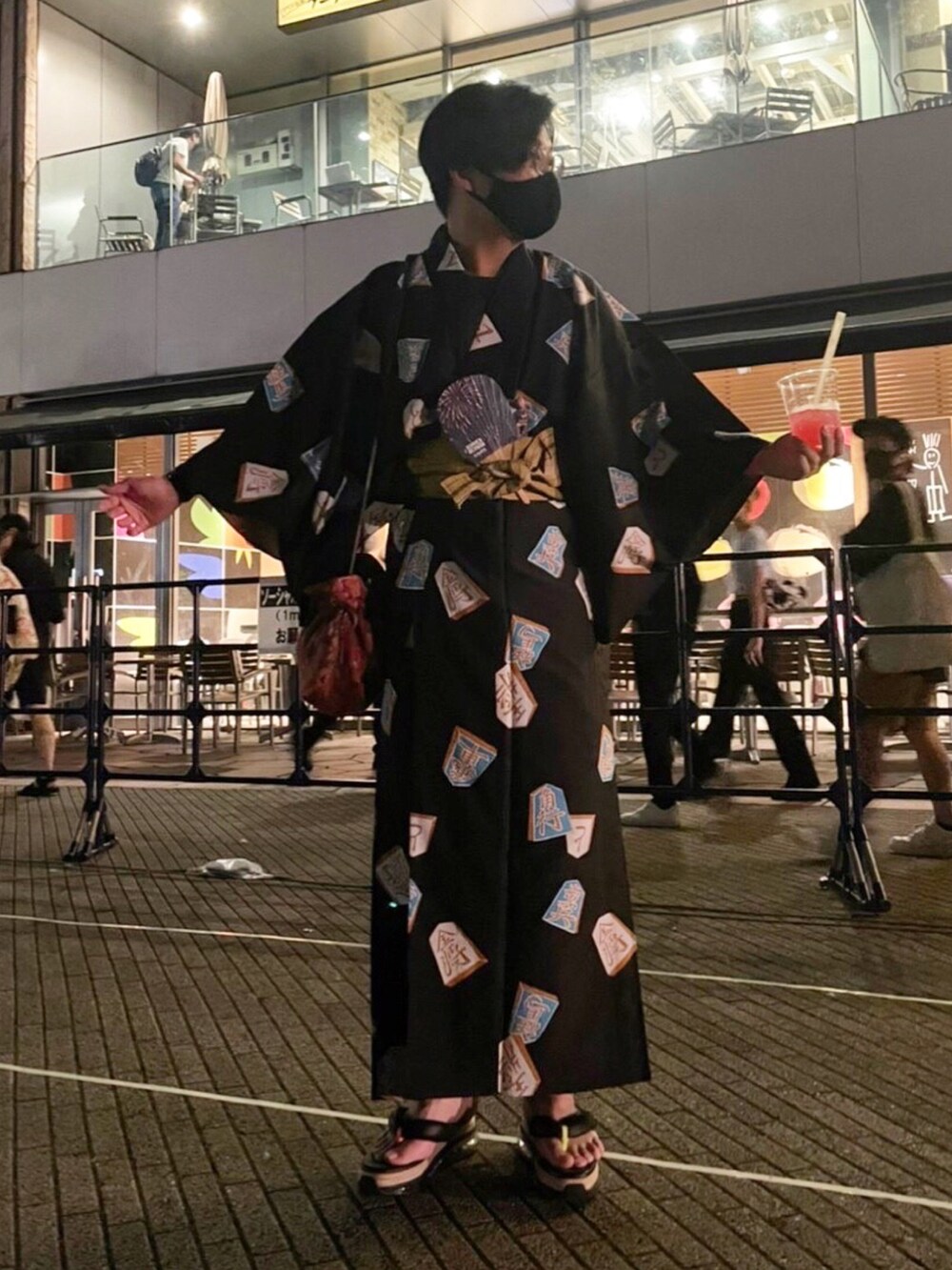 ブラック系のサンダル、オレンジ系のボディバッグ/ウエストポーチ、ブラック系のアナログ腕時計を着用したメンズの夏コーディネートの4枚目の写真