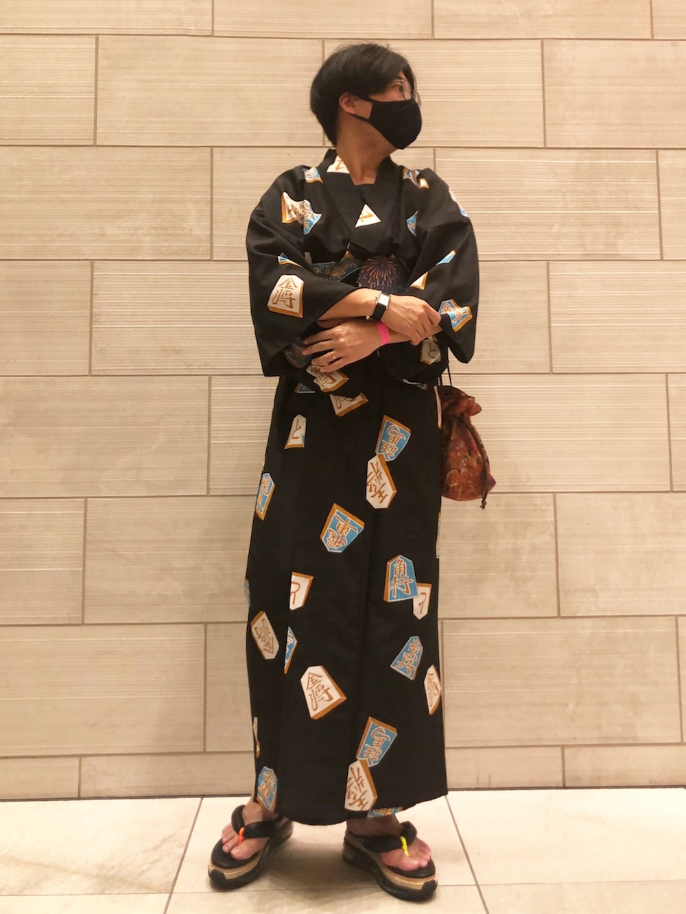 ブラック系のサンダル、オレンジ系のボディバッグ/ウエストポーチ、ブラック系のアナログ腕時計を着用したメンズの夏コーディネートの3枚目の写真