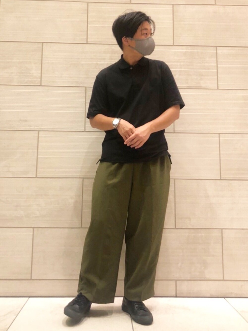 グリーン系のその他パンツ、ブルー系のポロシャツ、ブラック系のスニーカーを着用したメンズの夏コーディネートの2枚目の写真
